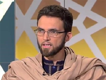 بالفيديو.. إمام مسجد جزائري يعترف بشذوذه الجنسي على الهواء
