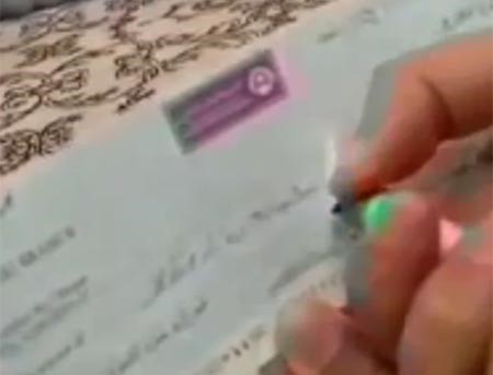 بالفيديو.. سعودي يكشف عن طريقة جديدة للتلاعب بالشيكات وازالة حبرها بواسطة "ولاعة"!