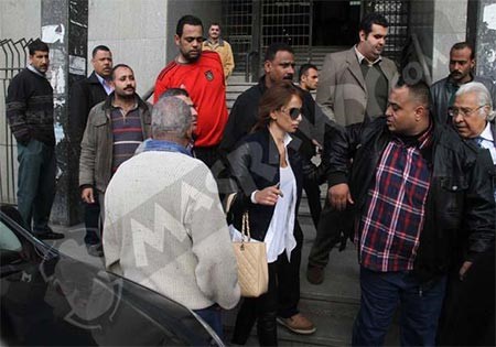 بالفيديو والصور.. لحظات فارقة في أزمة "عز وزينة" بالطب الشرعي.. وظهور شيرين يثير الجدل