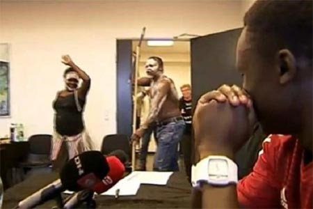 بالفيديو.. عائلة سودانية تحتفل بانضمام ابنها لمنتخب الدنمارك بطريقة مجنونة!