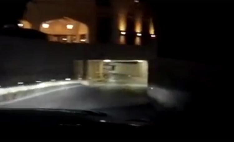 بالفيديو.. عامل صف سيارات يحطم "موستنغ" فاخرة في الإمارات