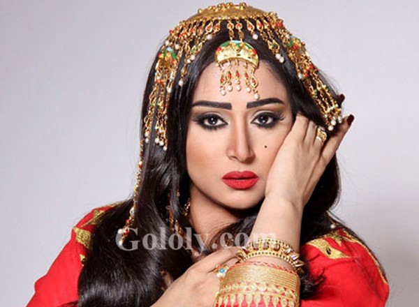 بالصور.. شيماء سبت تحتفل بالعيد القومي للبحرين بعباءة مميزة في جلسة تصوير خاصة