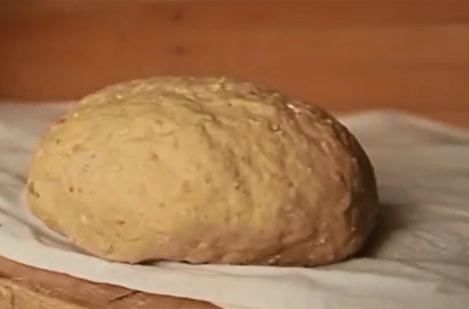 بالفيديو.. أغلى رغيف خبز في العالم يعد بإضافة الذهب
