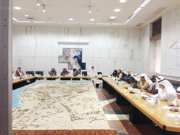 عبدالله الكندري خلال ترؤسه ورشة العمل 