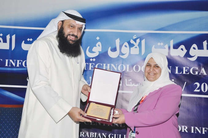 خالد العنزي مكرما د اتحاد البحر على هامش المؤتمر