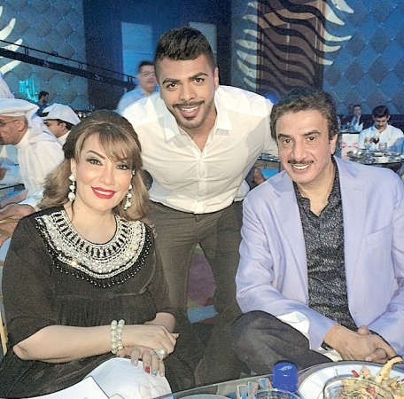 النشمي يتوسط نجمي المسلسل هدى حسين وحسين المنصور﻿