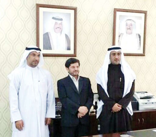 عباس زاده يتوسط عميد المعهد دفهد الهاجري ورئيس قسم النقد دعلي حيدر