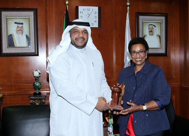 الشيخ احمد المنصور خلال استقباله الشيخة نعيمة الاحمد﻿