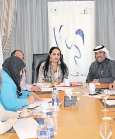 التونسية ارتسام صوف والزميل مفرح الشمري في المؤتمر الصحافي