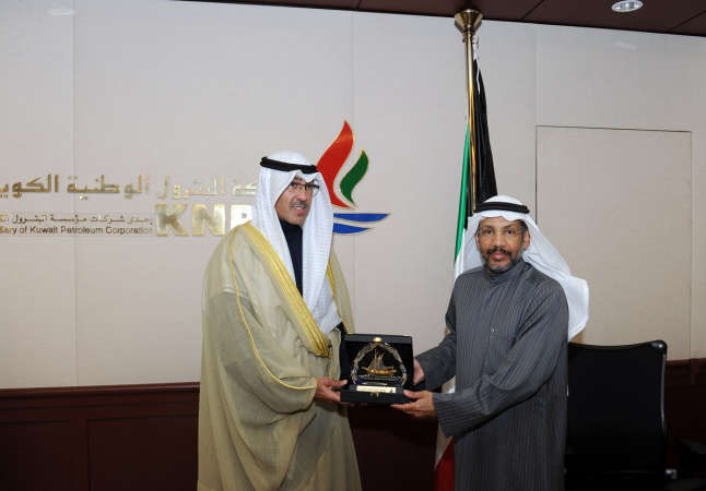 ممحمد المطيري مكرما الشيخ فواز الخالد﻿