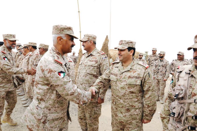 رئيس الاركان يصافح ضباط القوة البرية﻿