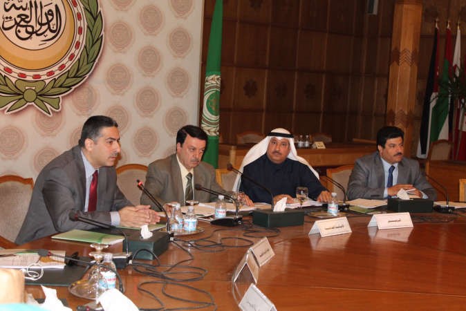 خليف الاذينة خلال الاجتماع