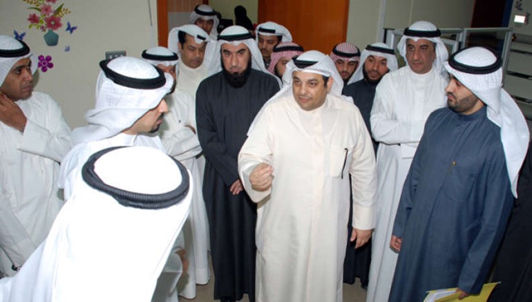 الصانع متفقدا سير العمل في المجمع﻿