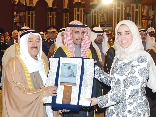 صاحب السمو الامير يتسلم درعا تكريمية من الشيخة عايدة سالم العلي بحضور رئيس مجلس الامة مرزوق الغانم