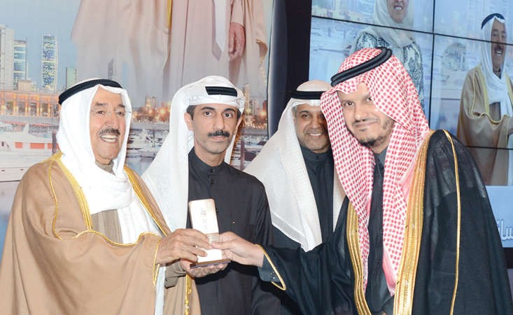 صاحب السمو الامير يكرم احد الفائزين﻿