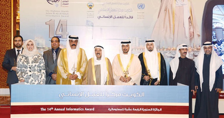 صاحب السمو الامير خلال تكريمه الفائزين
﻿