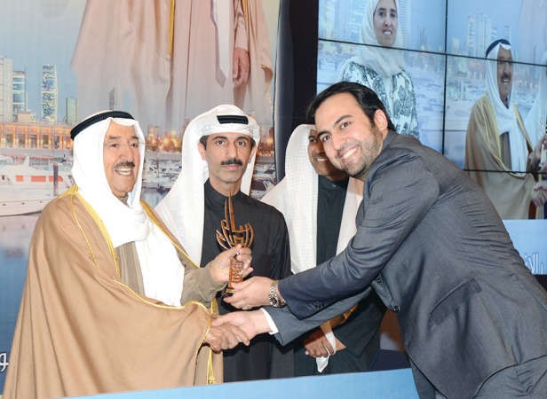صاحب السمو الامير مكرما احد الفائزين﻿