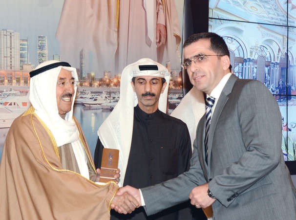 صاحب السمو الامير خلال تكريم احد الفائزين
﻿