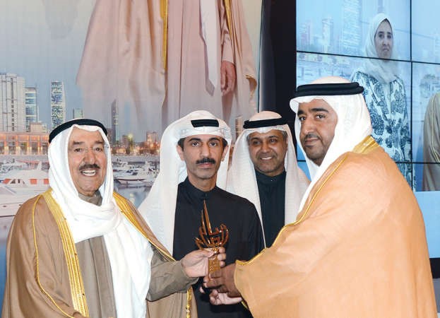 صاحب السمو الامير يكرم احد الفائزين
﻿