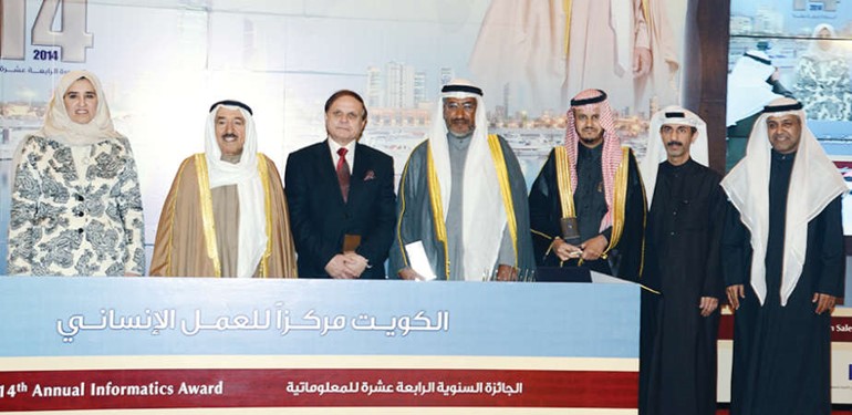 صاحب السمو الامير متوسطا عددا من الفائزين﻿
