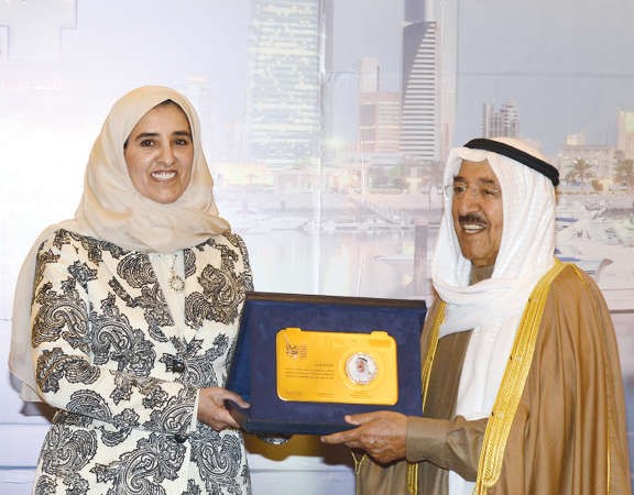 صاحب السمو الامير يتسلم درعا تكريمية من الشيخة عايدة سالم العلي﻿