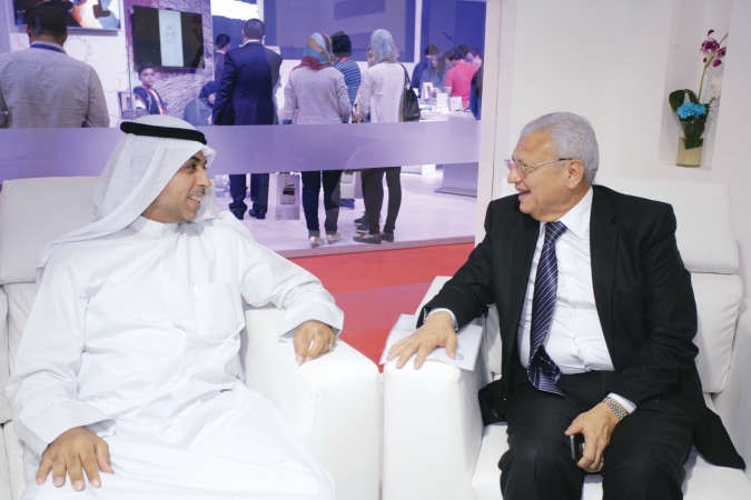 جانب من لقاء محمد الرشيدي مع وزير الاتصالات المصري عاطف حلمي﻿