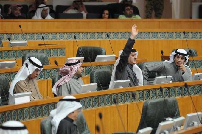 فارس العتيبي يطلب الحديث خلال الجلسة