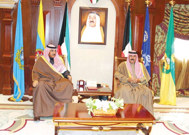 سمو ولي العهد الشيخ نواف الاحمد مستقبلا الشيخ صباح الخالد﻿