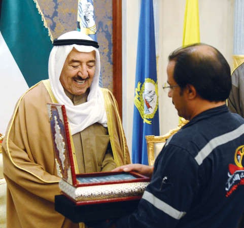 صاحب السمو يتسلم هدية تذكارية ﻿