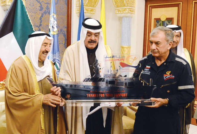 صاحب السمو الامير الشيخ صباح الاحمد يتسلم مفتاح القارب اللنج من يوسف الجاسم ﻿