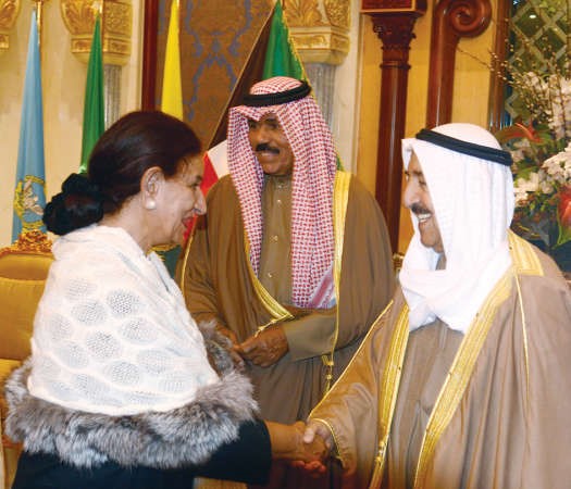 صاحب السمو مصافحا الشيخة شيخة العبدالله ﻿