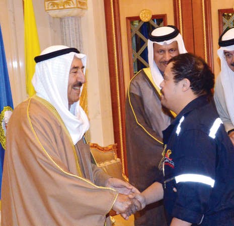 صاحب السمو مصافحا احد المشاركين ﻿