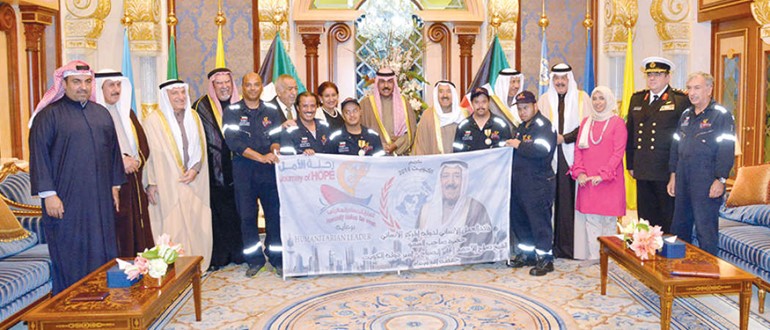 صاحب السمو الامير الشيخ صباح الاحمد متوسطا اعضاء مجلس الامناء والقائمين على رحلة الامل بحضور سمو ولي العهد ﻿