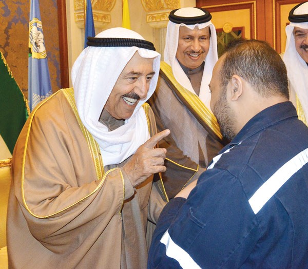 صاحب السمو الامير الشيخ صباح الاحمد في حديث ابوي مع احد المشاركين في رحلة الامل بحضور سمو رئيس الوزراء الشيخ جابر المبارك