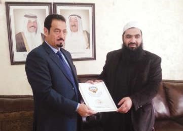  السفير دحمد الدعيج اثناء تسليمه التبرع للجنة زكاة القدس ﻿