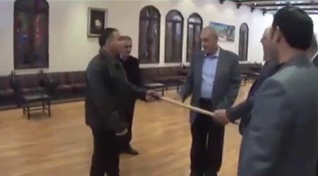 فيديو.. نبيه بري يطلب من حارس مرشح للعمل معه كسر عصا غليظة ليعرف مدى مقدرته !