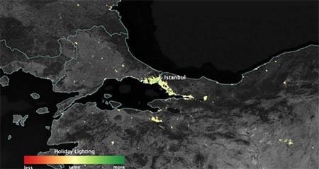 بالصور.. ناسا تنشر لأول مرة صورًا فضائية لمكة والمدينة أثناء الاحتفالات الدينية