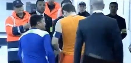 بالفيديو.. كيف أجبر مشجع ميكسيكي حارس الريال على خلع الشورت؟
