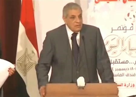 بالفيديو.. عادل إمام لرئيس الحكومة المصرية في مؤتمر الابداع: "احنا محتاجين تبعدوا عننا"