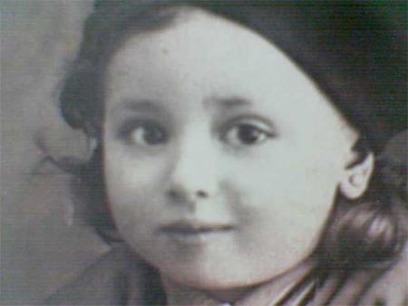 صور لفاتن حمامة وأسرتها تشعل مواقع التواصل بمصر.. شاهدها