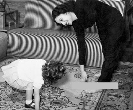 صور لفاتن حمامة وأسرتها تشعل مواقع التواصل بمصر.. شاهدها