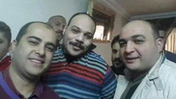 ضباط شرطة يلتقطون صورة سيلفي مع مجرم