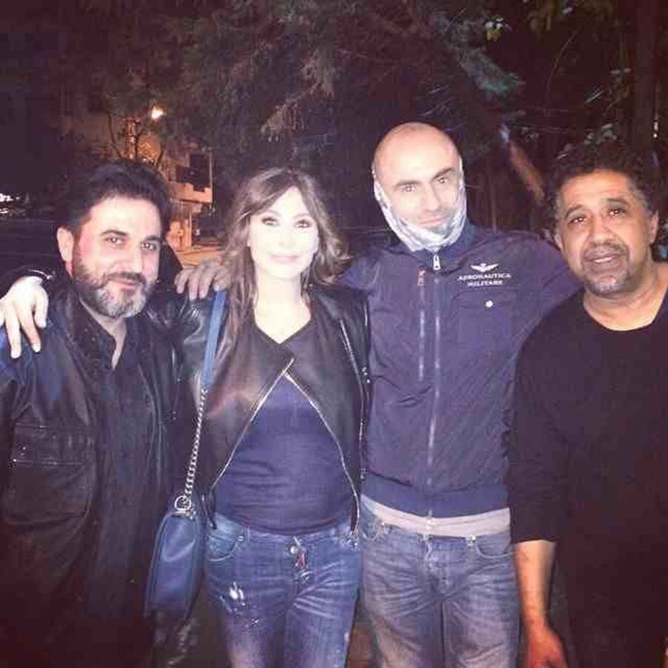بالصور.. إليسا تتناول العشاء مع هؤلاء الفنانين وتصفهم بـ"المجانين"
