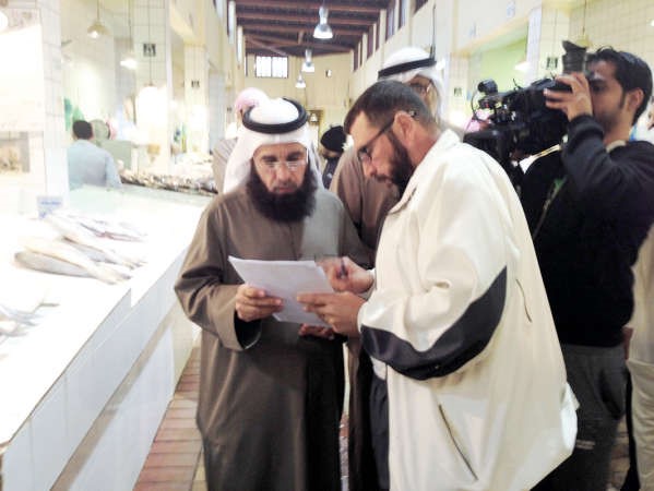 مسعود العنزي يتابع عمليات الغلق مع مفتش البلدية خالد الغريب 