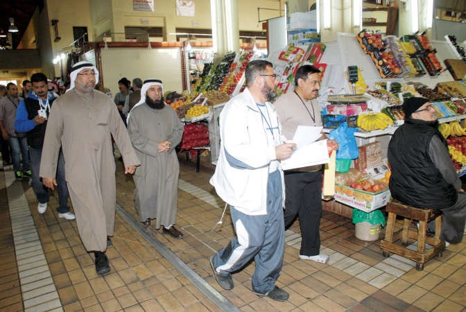 جانب من جولة بلدية العاصمة في سوق المباركية
