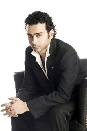 الفنان احمد عزمي