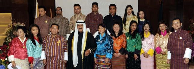 سمو الشيخ ناصر المحمد مع عدد من اعضاء السفارة والسفير البوتاني وحرمه ﻿