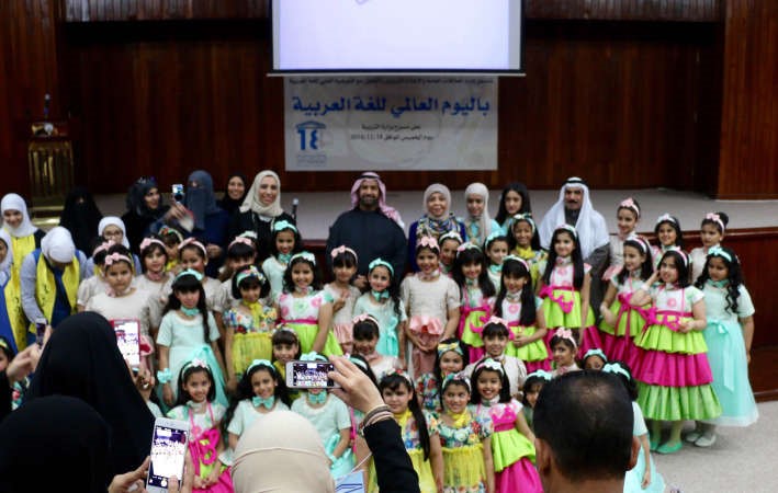 د مريم الوتيد وصبر العنزي مع الطالبات المشاركات في الحفل 
