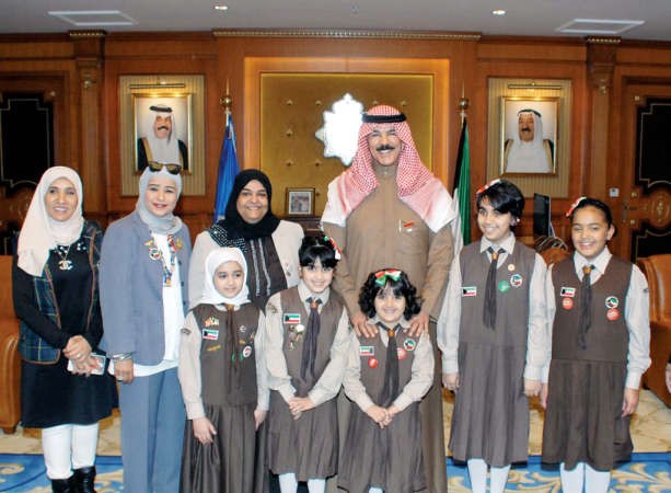 الشيخ محمد الخالد متوسطا زهرات مدارس منطقتي حولي ومبارك الكبير﻿