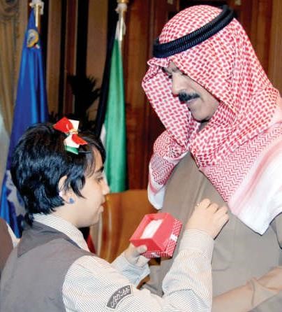 زهرة تضع باج على صدر الشيخ محمد الخالد ﻿